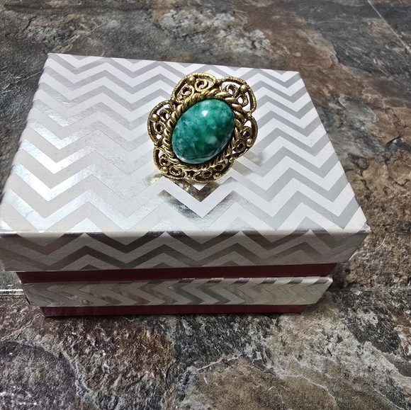 Gold tone adjustable ring with green stone - Picture 8 of 8